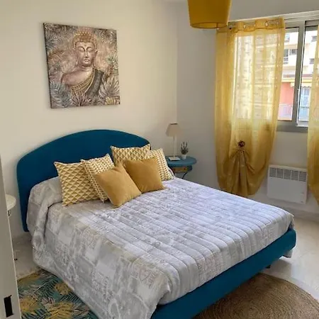 Karma - Parking & Terrace アパート マントン