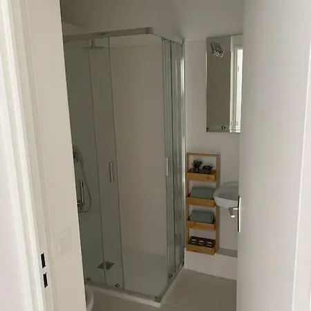 Karma - Parking & Terrace アパート マントン